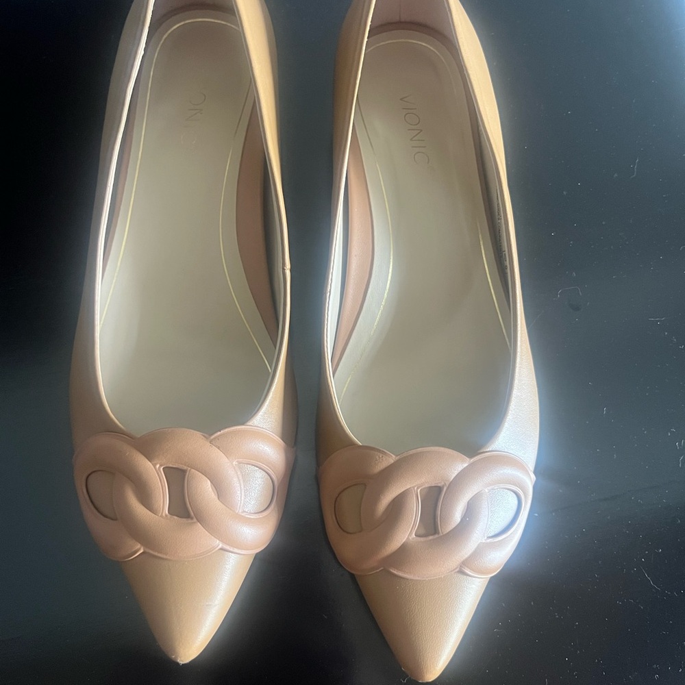 Vionic Arielle Tan Flats with Pointed Toe size 8.5
EUC only wore once
